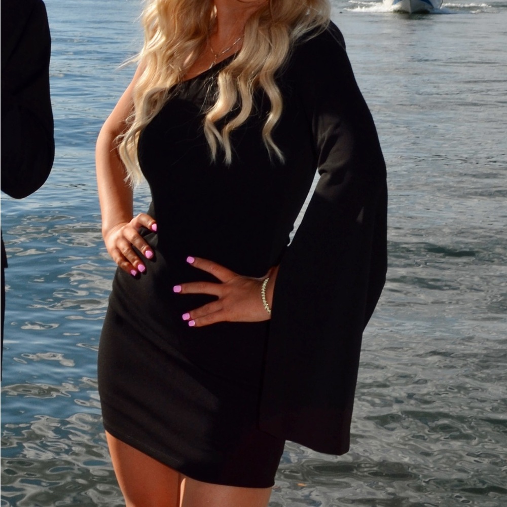 That’s so Fetch off the shoulder one sleeve Black Mini Dress Size 4